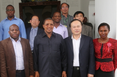 坦桑尼亞總統與鑫海董事長合影留念 坦桑尼亞總統與鑫海董事長合影留念