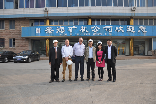 考察團(tuán)在鑫海總部大樓前合影留念