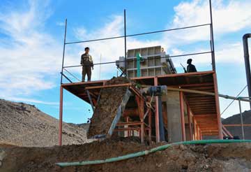 經脫水后板框壓濾機排出的濾餅 經脫水后板框壓濾機排出的濾餅